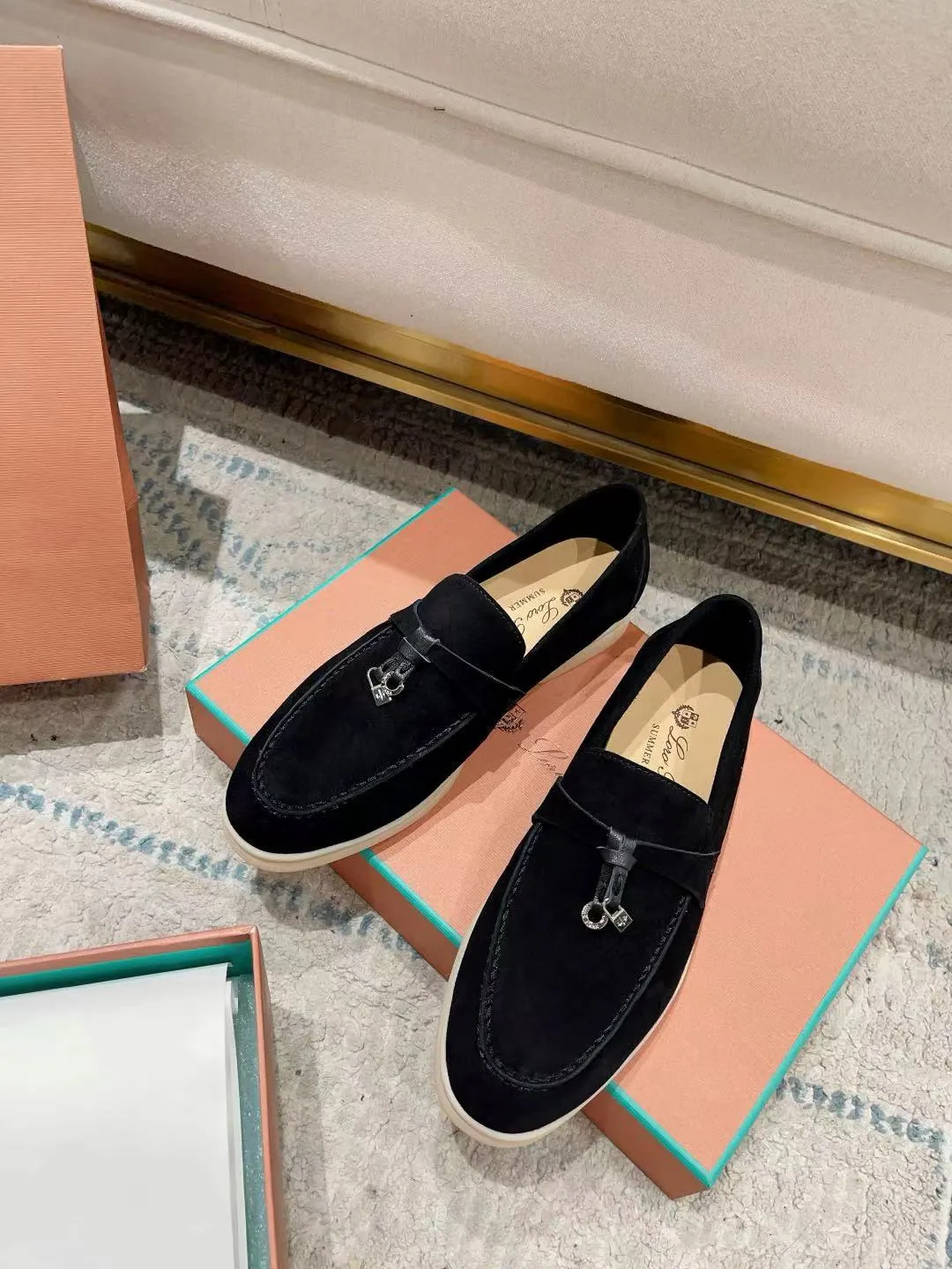 Factory price: 520💰4050 new color. Original purchase, 1⃣️: 1⃣️ folded and developed, Loro Piana professional model to try on feet, quality purchase level, flash sale of common products on the market, welcome to compare, original packaging. Fabric: Imported from Italy🐑High mercerized shearling, Lining: Hand-sewn mark thread in water-dyed cowhide imported from Italy🧵, high-end and elegant. Comfortable on the feet. Size: Women's 35-42 (41, 42) customized, non-returnable, men's 38-45 (46, 47, 48) customized, non-refundable. Fashionable boutiques that you can’t miss, a must-have item